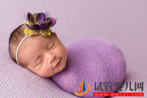 七個月寶寶一逗就笑智商高or低，醫生：愛笑是聰明的表現(圖2)