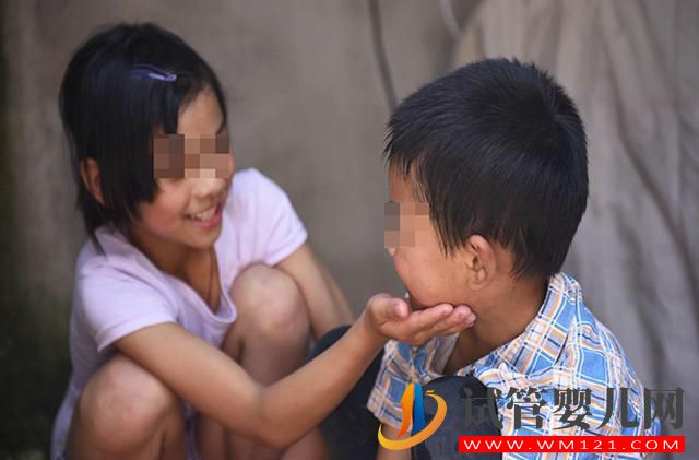 龍鳳胎出生前,女孩就被定為“姐姐”,父母_因為姐姐要照顧弟弟(圖1)