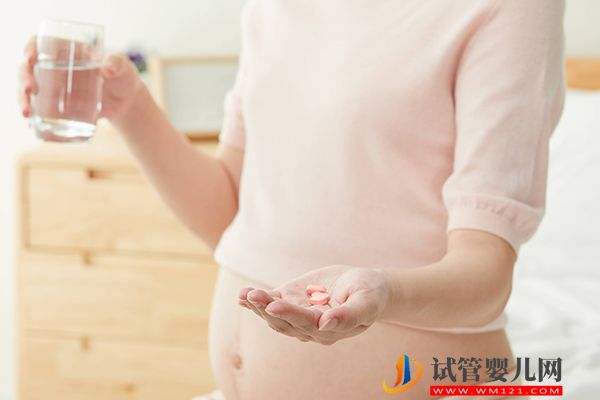 2號染色體異常有三大原因，可能是媽媽或爸爸遺傳所致(圖2)